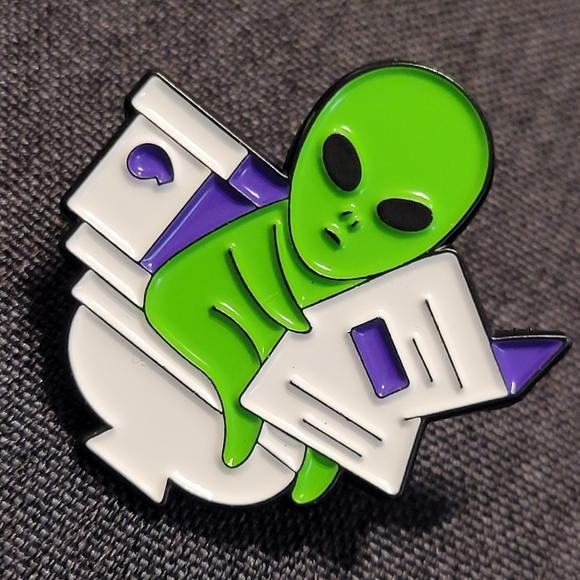 Alien Reading A Newspaper On The Toilet Enamel Pin - Picture 7 of 8